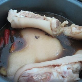 Sauce-flavored Pig's Feet Dipped in Sauce---the Taste is Different---hakka Cuisine recipe