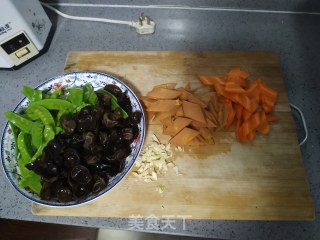 Stir-fried Snow Beans with Fungus and Carrots recipe