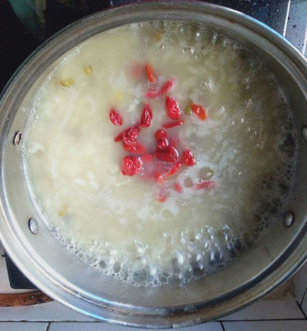 Mung Bean, Yam Bean, Rice, Wolfberry Porridge recipe