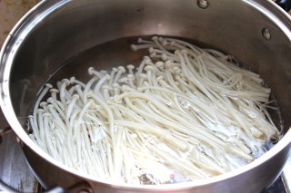 Refreshing Delicacy in Summer-snow Peas Mixed with Golden Needles recipe