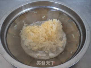 Horseshoe Longan and Tremella Soup recipe