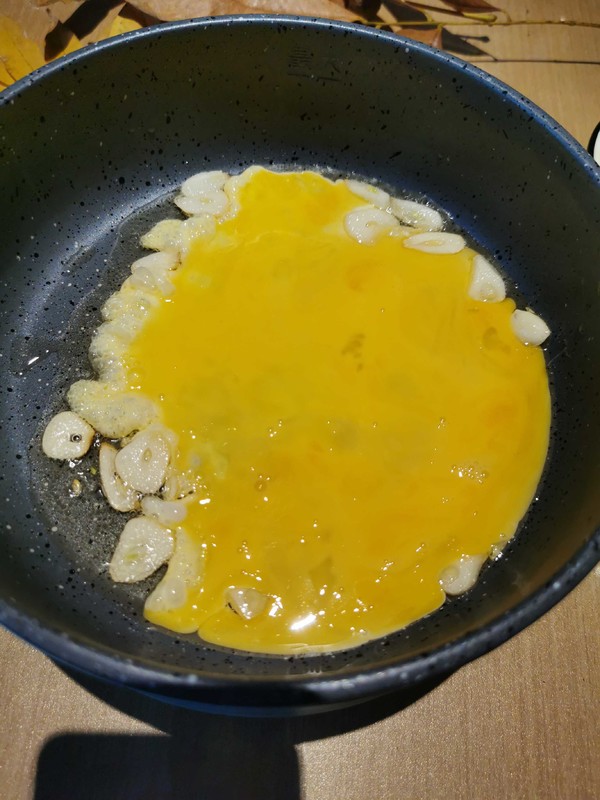 Scrambled Eggs with Mustard Shreds recipe