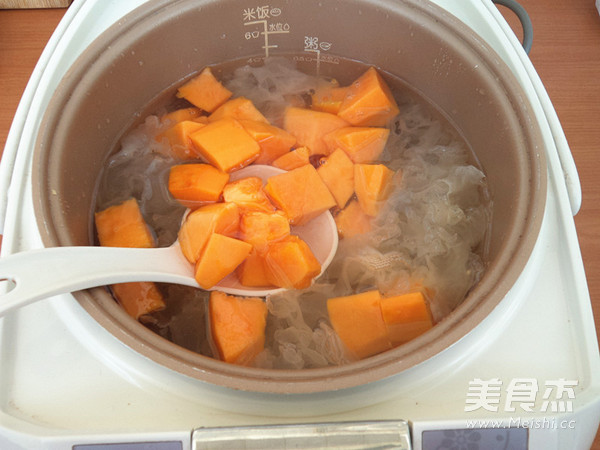 Papaya and Tremella Soup recipe