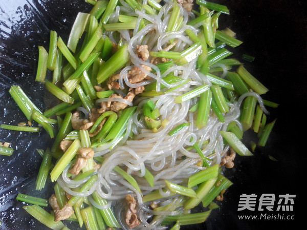 Celery Stir-fried Noodles recipe