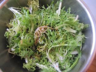 Pig Ears Mixed with Bitter Chrysanthemum recipe