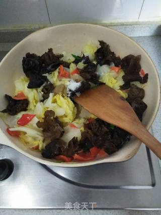 Stir-fried Bell Pepper with Cabbage Fungus recipe