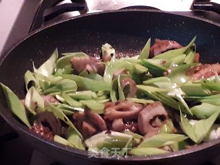 Stir-fried Pork Intestines with Green Garlic recipe