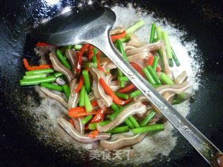 Stir-fried Pork Ears with Garlic Stalks recipe