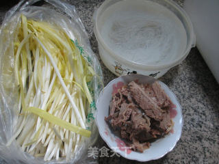 Stir-fried Vermicelli with Beef Slices with Leek Sprouts recipe