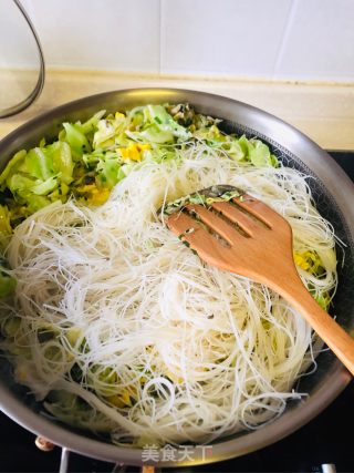 Stir-fried Noodles with Egg, Cabbage and Wild Bamboo Shoots recipe