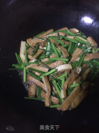 Stir-fried Chives with Fragrant Dried recipe