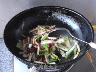 Stir-fried Cabbage Strips with Spinach Stem recipe