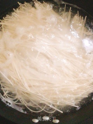 Noodle Soup with Tomato Sauce and Pork Slices recipe