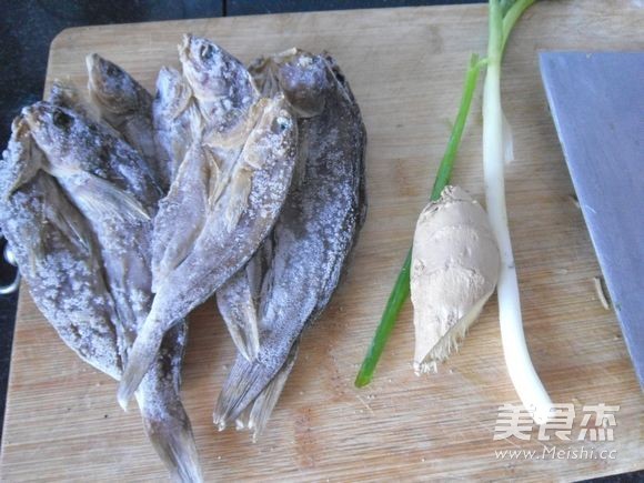 Steamed Salted Fish with Green Onion and Ginger recipe