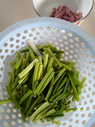Stir-fried Pork with Garlic Moss recipe
