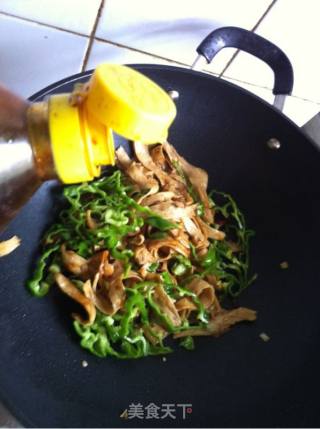 Stir-fried Gluten with Green Pepper and Shredded Pork recipe