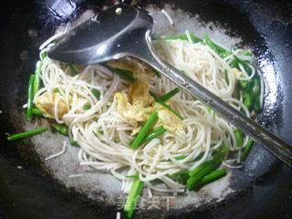 Fried Noodles with Chives and Egg recipe