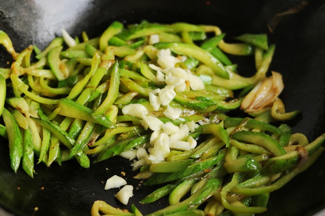 Green Pepper and Loofah Noodles recipe