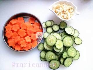 Stir-fried Pork with Cucumber and Carrot recipe