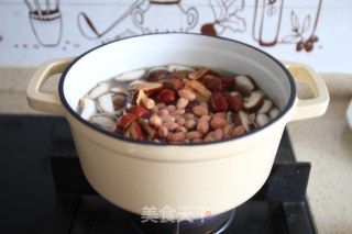 Stewed Chicken Feet with Red Dates recipe