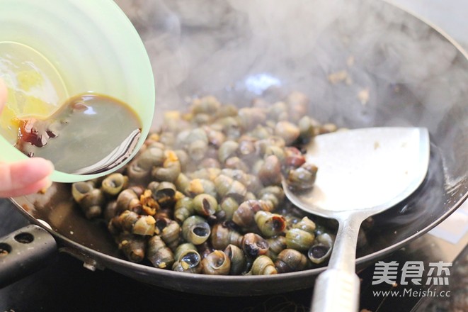 Stir-fried Escargot with Garlic and Tempeh recipe