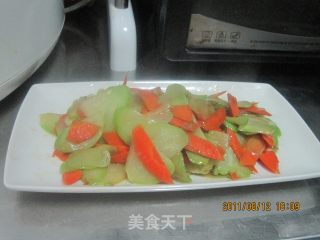 Stir-fried Gassho Melon with Carrots recipe