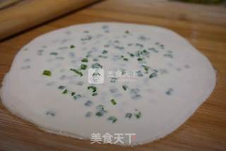 Skillfully Use Dumpling Wrappers to Make Scallion Pancakes recipe