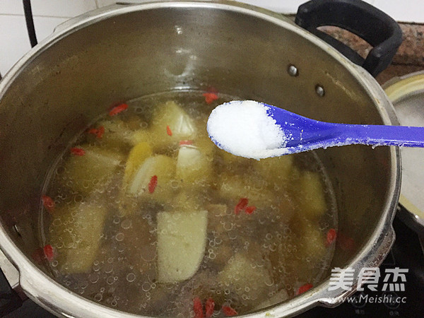 Stewed Pork Bone Soup with Longan and Radish recipe