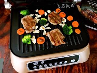 #东 Shot Steak Machine# Garlic Black Pepper Pork Chops recipe
