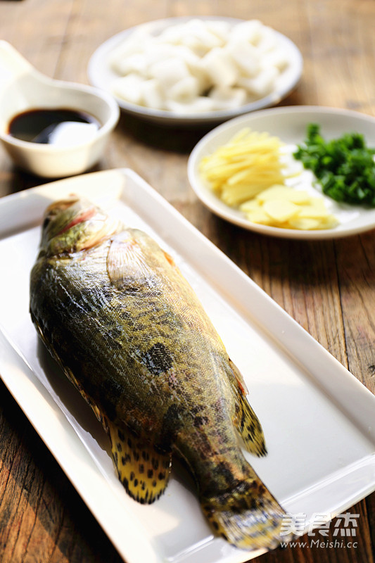 Steamed Mandarin Fish with Rice Cake recipe