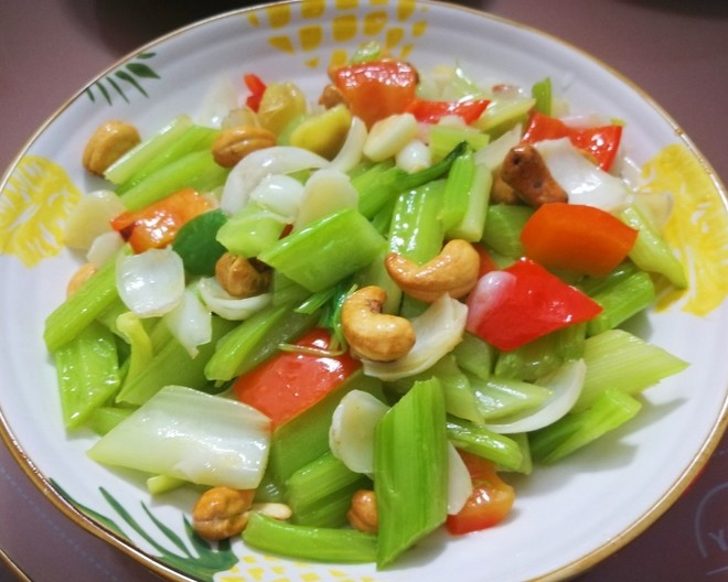 Stir-fried Cashew Nuts with Celery and Lily