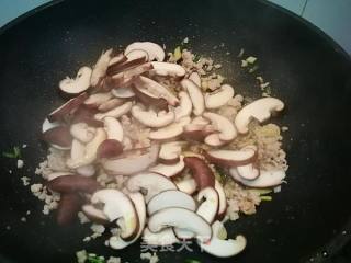 Stir-fried Noodles with Mushroom and Lean Pork recipe