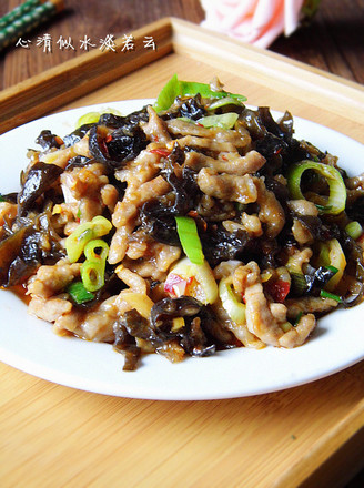 Pickled Pepper Fungus Shredded Pork recipe