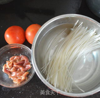 Boiled Rice Noodles with Tomato Lean Pork recipe