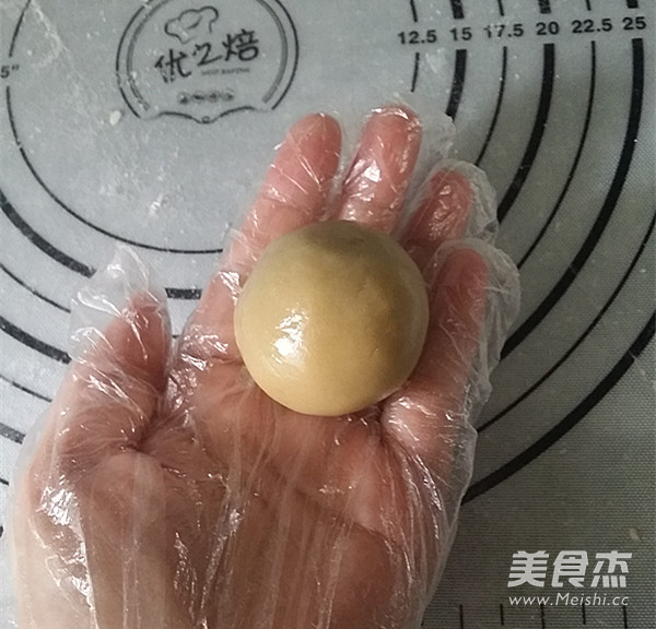Cantonese Egg Yolk Mooncake recipe