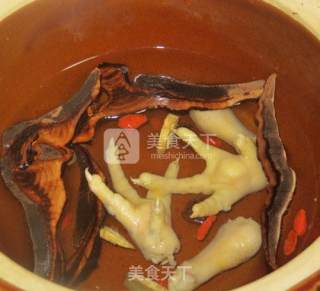 Three Highs, What to Eat-ganoderma Lucidum and Wolfberry Chicken Feet Soup recipe