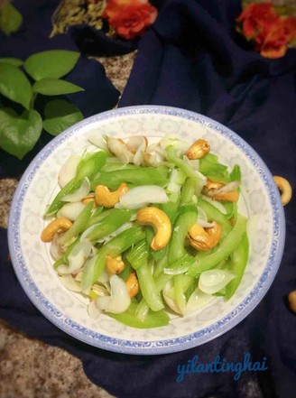 Stir-fried Cashew Nuts with Celery and Lily recipe