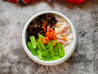 Snow Peas and Onion Mixed Fungus recipe