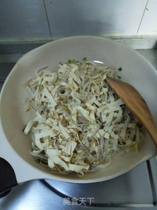 Stir-fried Bean Sprouts with Dried Tofu recipe
