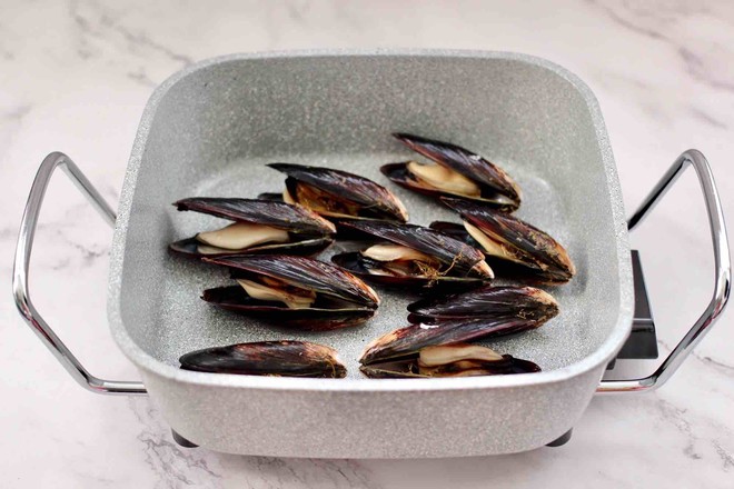 Garlic Vermicelli with Double Pepper Mussels recipe
