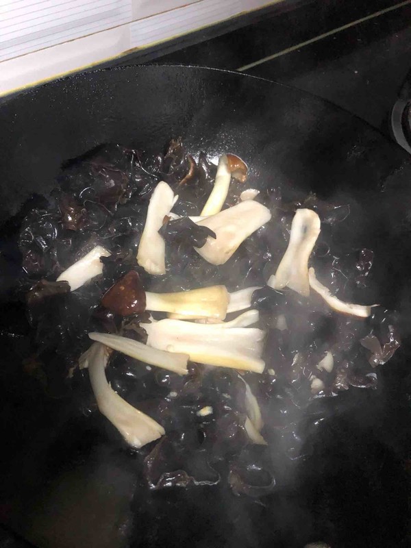 Stir-fried Black Fungus with Matsutake recipe