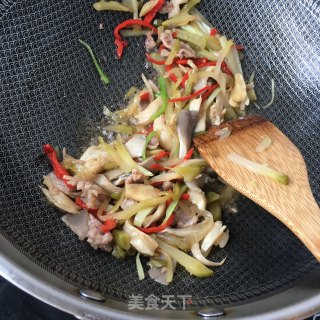 Stir-fried Mustard with Shredded Pork and Oyster Mushroom recipe