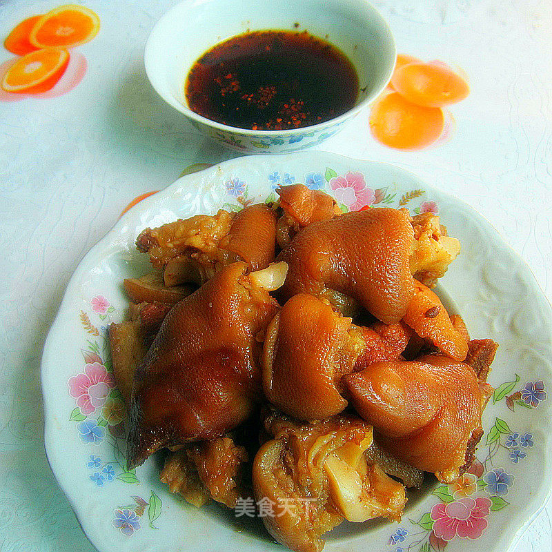 Sauce-flavored Pig's Feet Dipped in Sauce---the Taste is Different---hakka Cuisine recipe