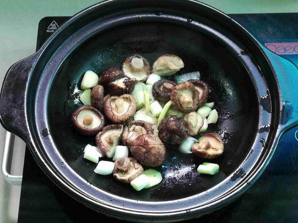 Braised Chicken Wings with Mushroom and Tofu recipe