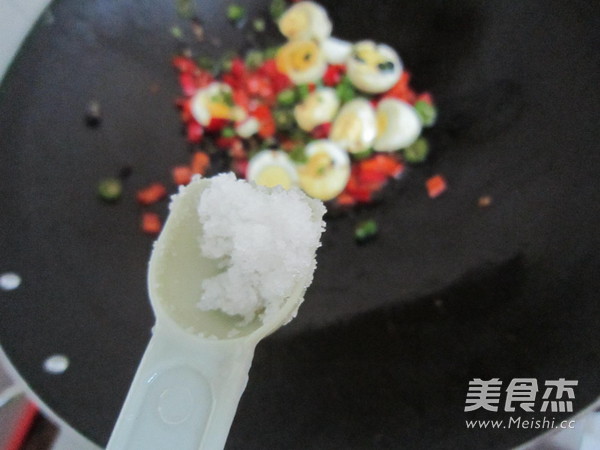 Stir-fried Poached Egg with Double Pepper recipe