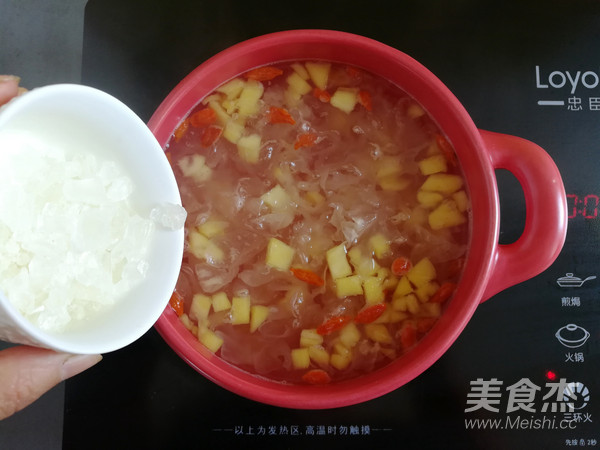 Pineapple and Tremella Soup recipe