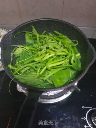 Stir-fried Melon Seedlings with Garlic recipe
