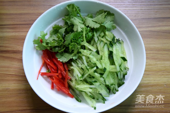 Cucumber Fungus Mixed with Enoki Mushrooms recipe