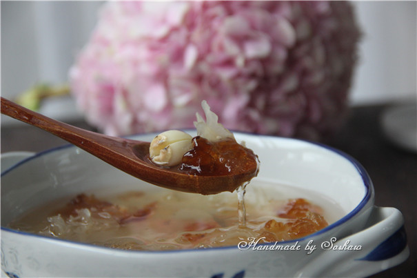Saponaria, Peach Gum, Lotus Seed and Tremella Soup recipe