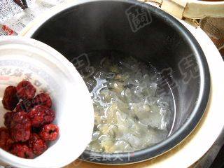 Red Dates, Green Beans and Tremella Soup recipe